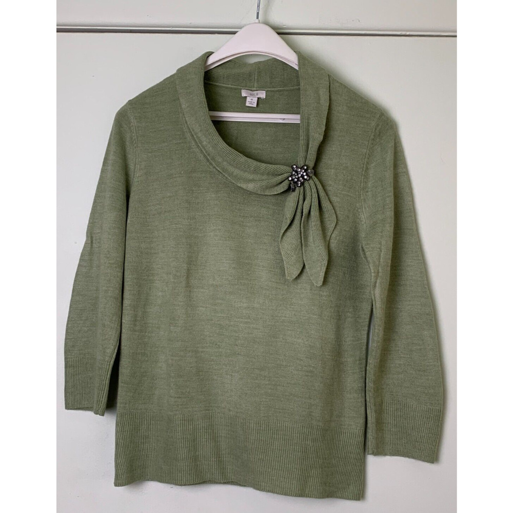 APT 9 WOMEN’S SWEATER LIGHTWEIGHT SZ M LIGHT GREEN WITH JEWELED PIN
